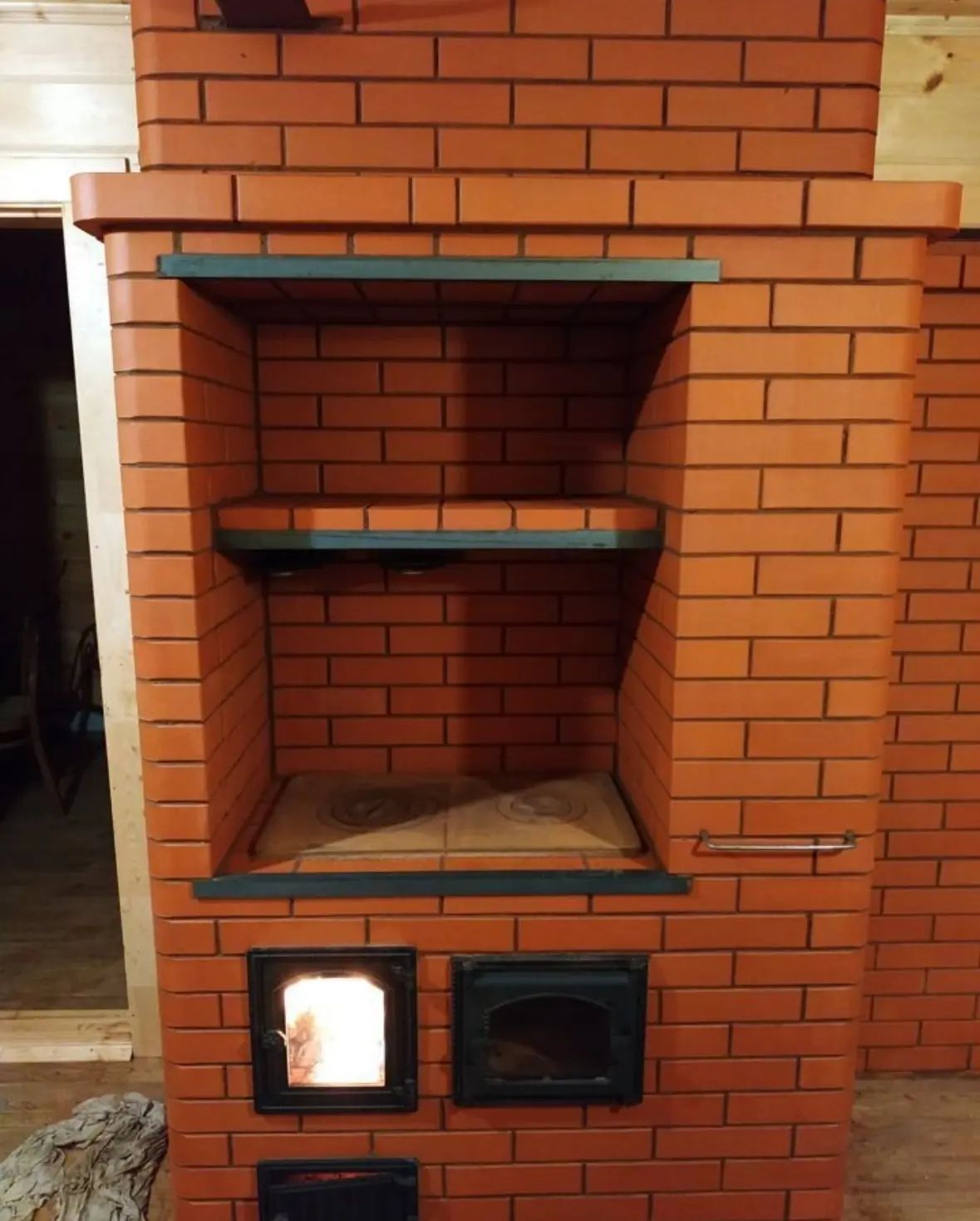 Печь с рабочими полками